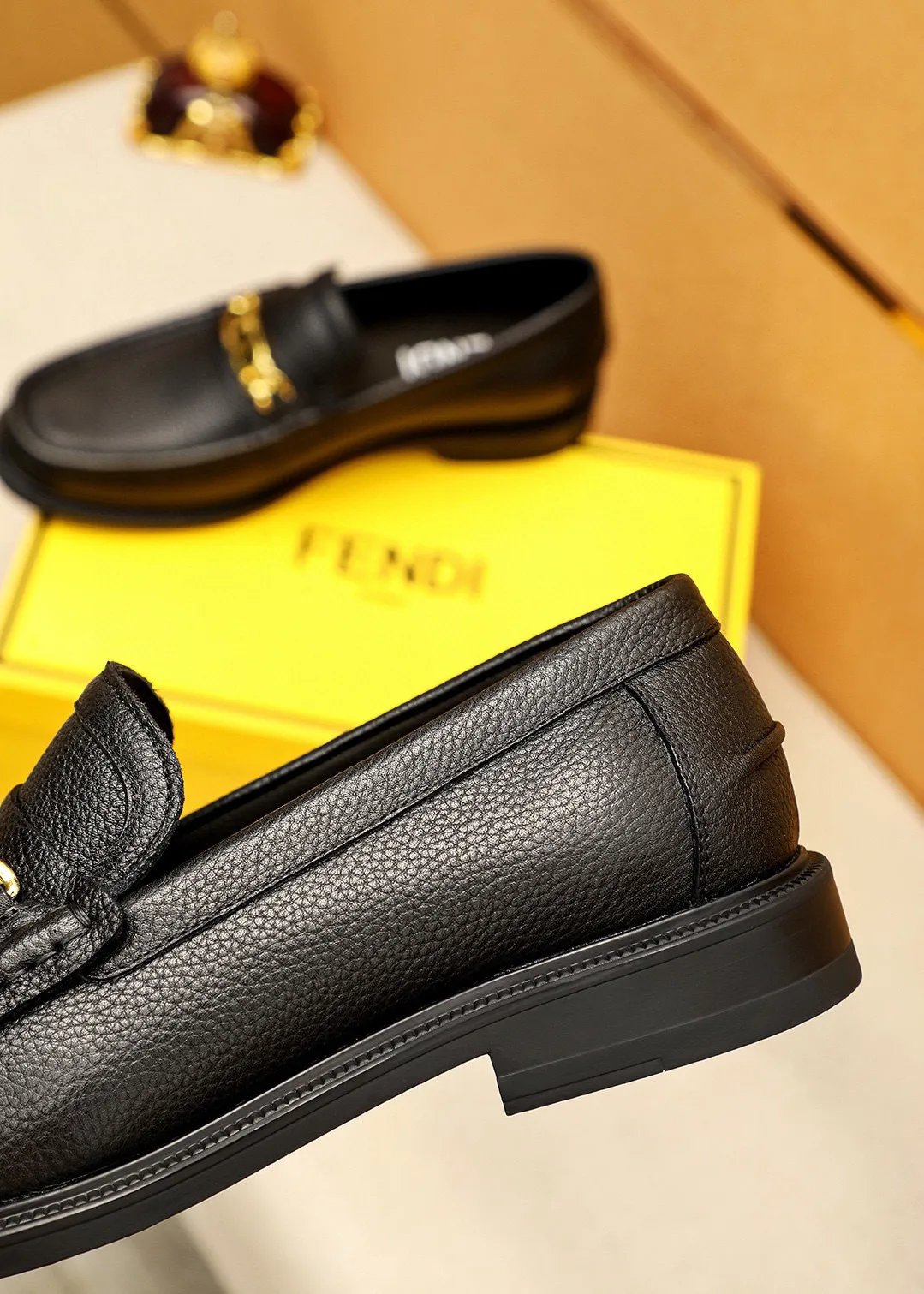 Men's shoes 💰460 💐 Product trademark: FENDI [Fendi] casual leather shoes Regular size: 38-44 (45🉑️customized) Product materials: Selected imported first-layer pebbled cowhide leather upper + luxury hardware buckle, imported cowhide lining. Strong three-dimensional visual effect, rubber outsole Color: 3⃣️colors available